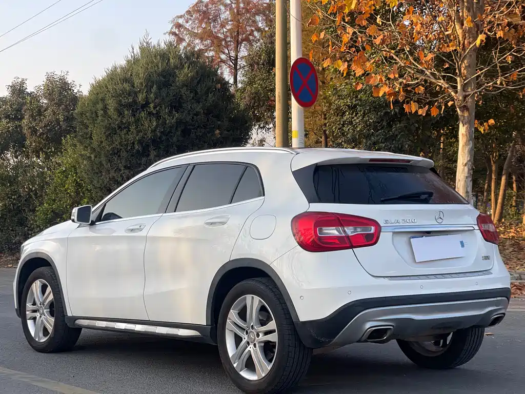 MERCEDES-BENZ GLA