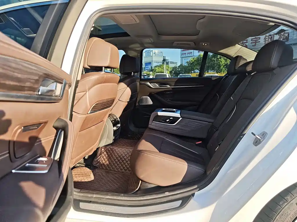 BMW 5 Series — миниатюра 10