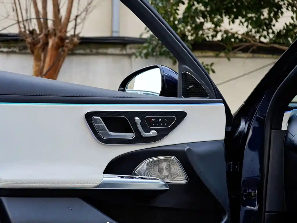 Mercedes-Benz E-Class — миниатюра 11