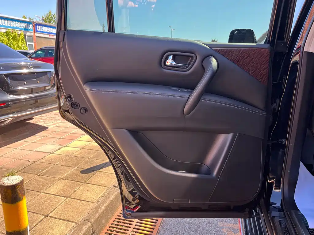 Nissan Patrol — миниатюра 15