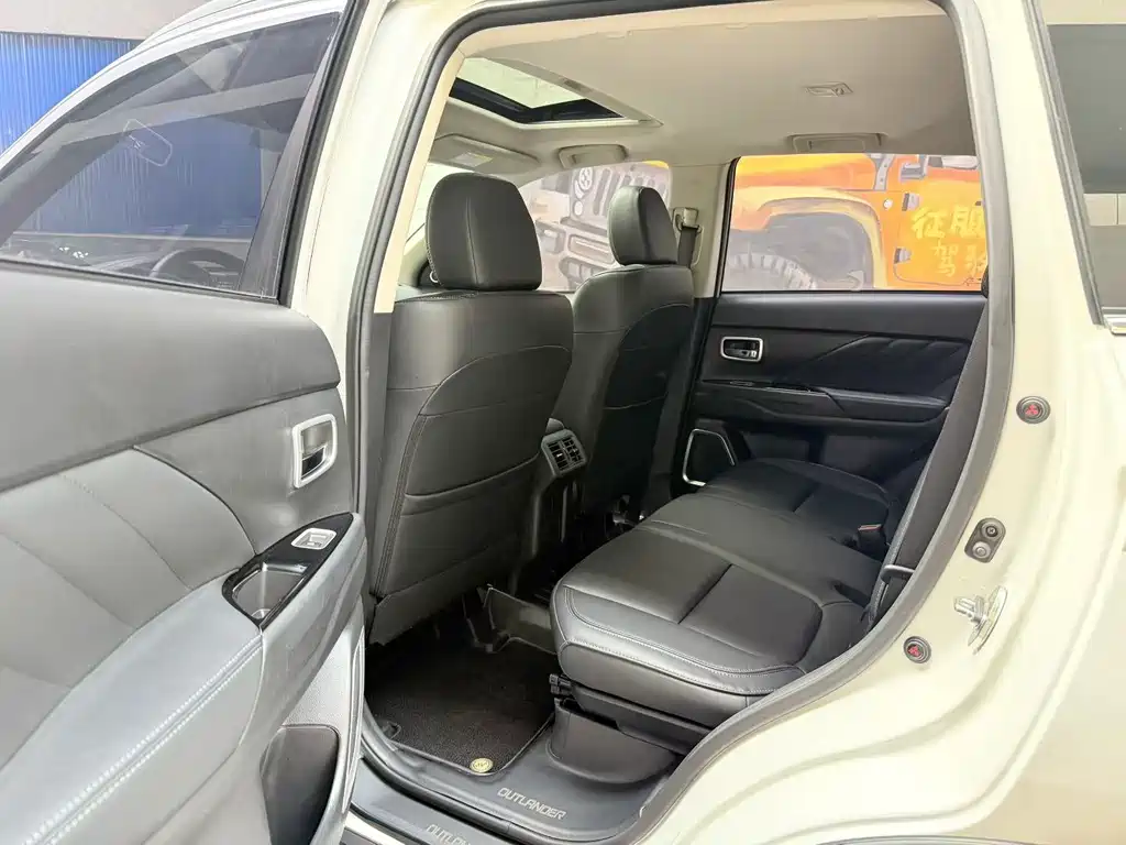 Mitsubishi Outlander — миниатюра 8