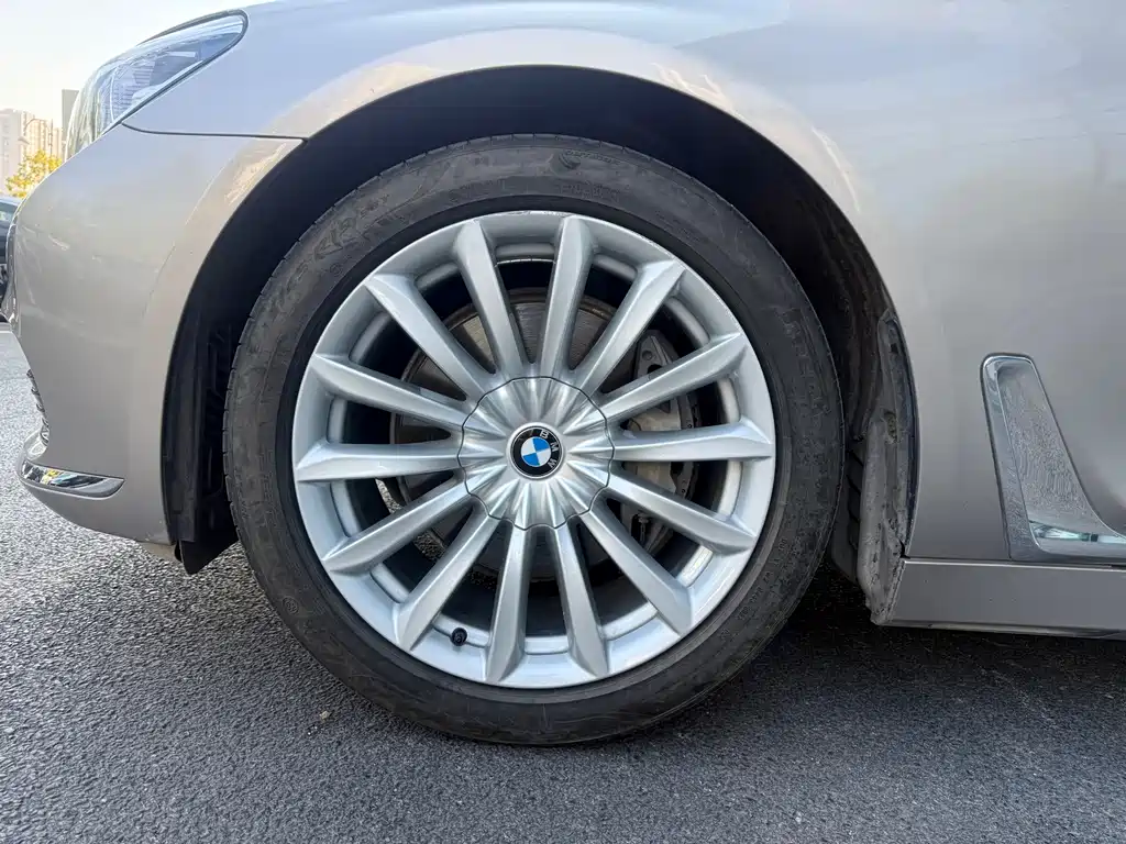 BMW 7 Series — миниатюра 9