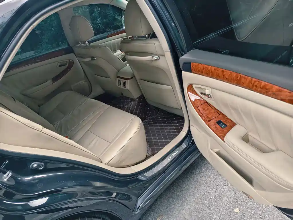 Toyota Crown — миниатюра 7