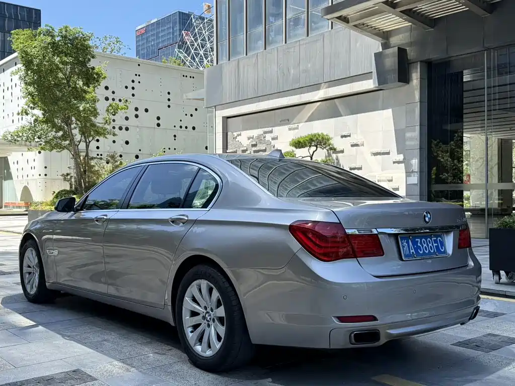 BMW 7 Series — миниатюра 6