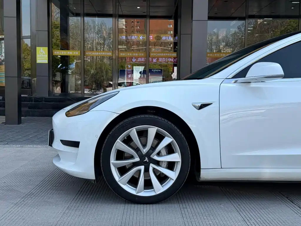 Tesla Model 3 — миниатюра 7