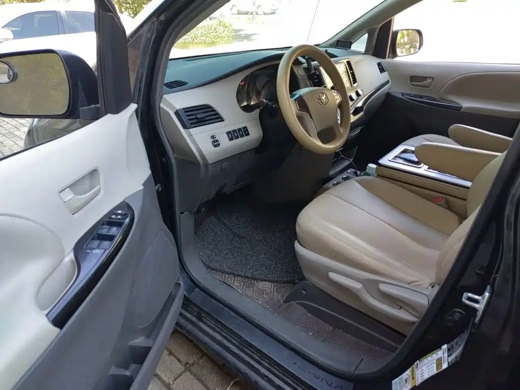 Toyota Sienna — миниатюра 12