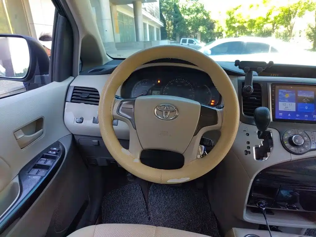 Toyota Sienna — миниатюра 6