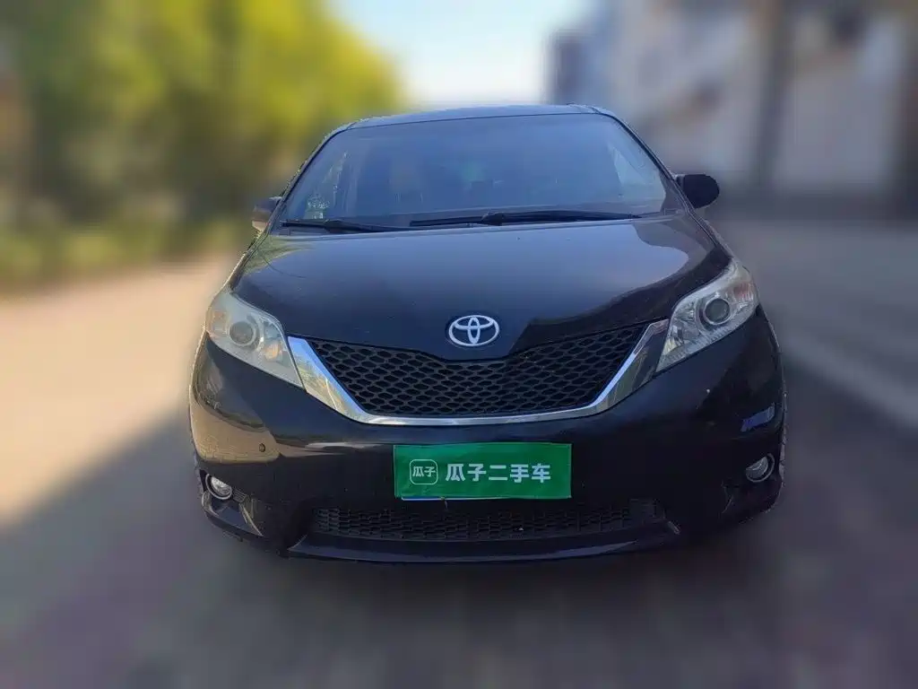 Toyota Sienna — миниатюра 2