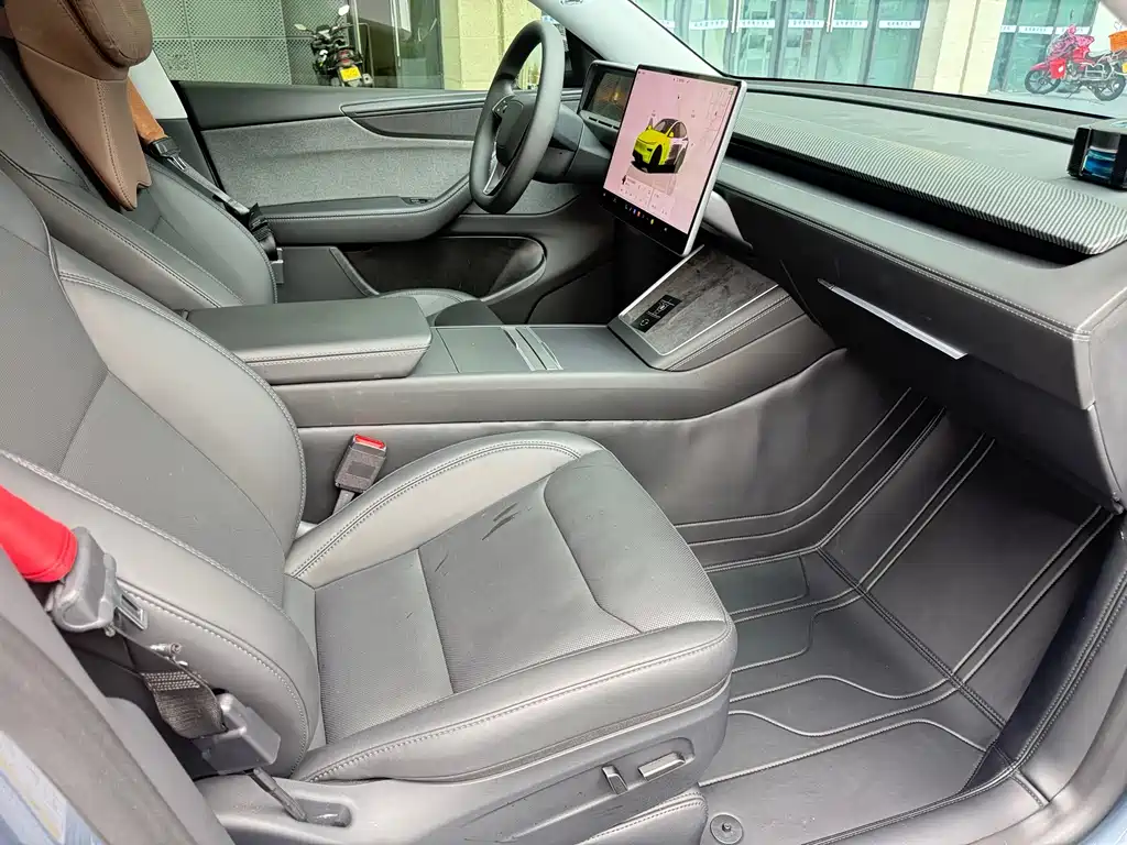 Tesla Model Y — миниатюра 4