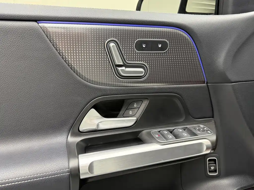 Mercedes-Benz GLB — миниатюра 11