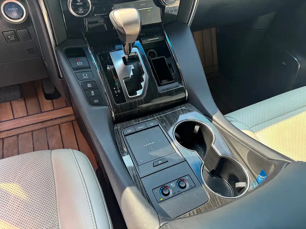 Lexus LM — миниатюра 16