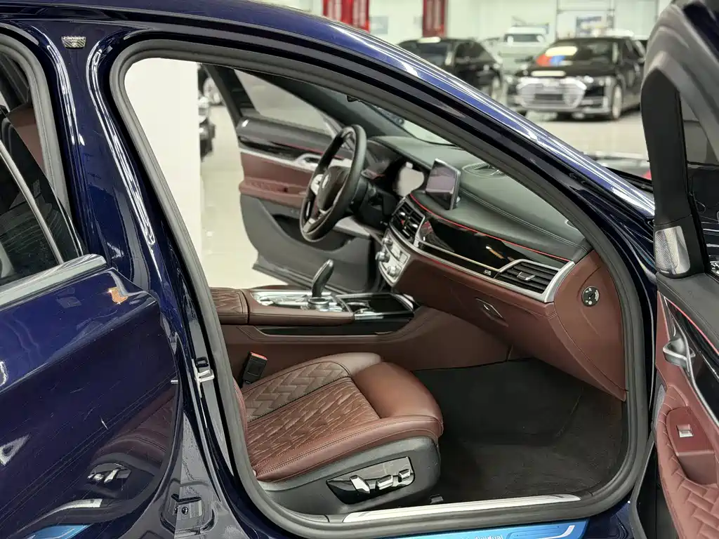 BMW 7 Series — миниатюра 12
