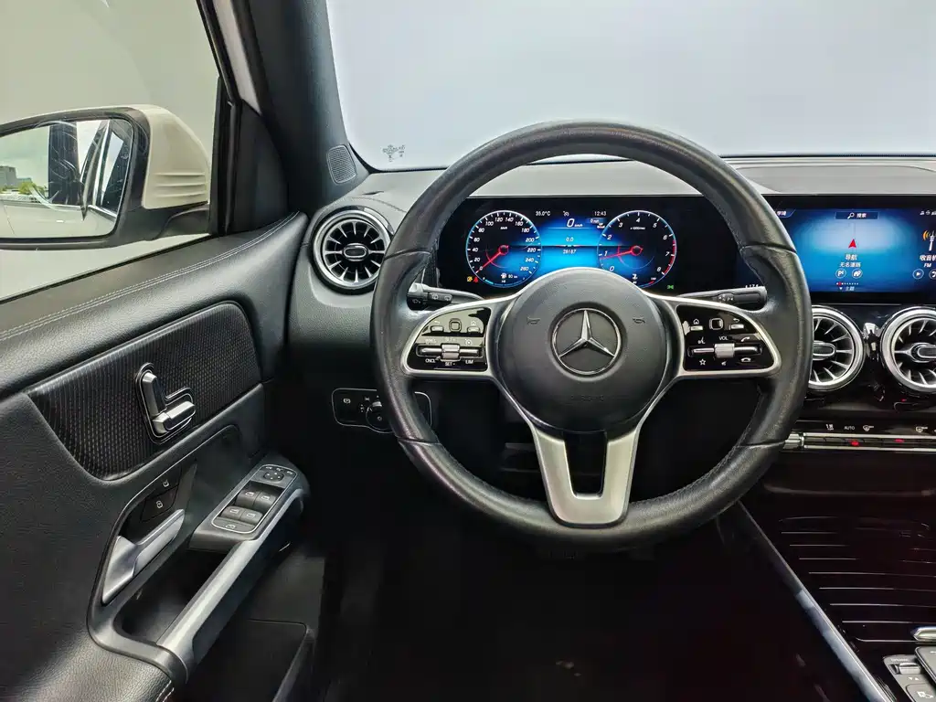 Mercedes-Benz GLB — миниатюра 9