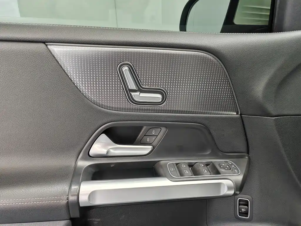 Mercedes-Benz GLB — миниатюра 18