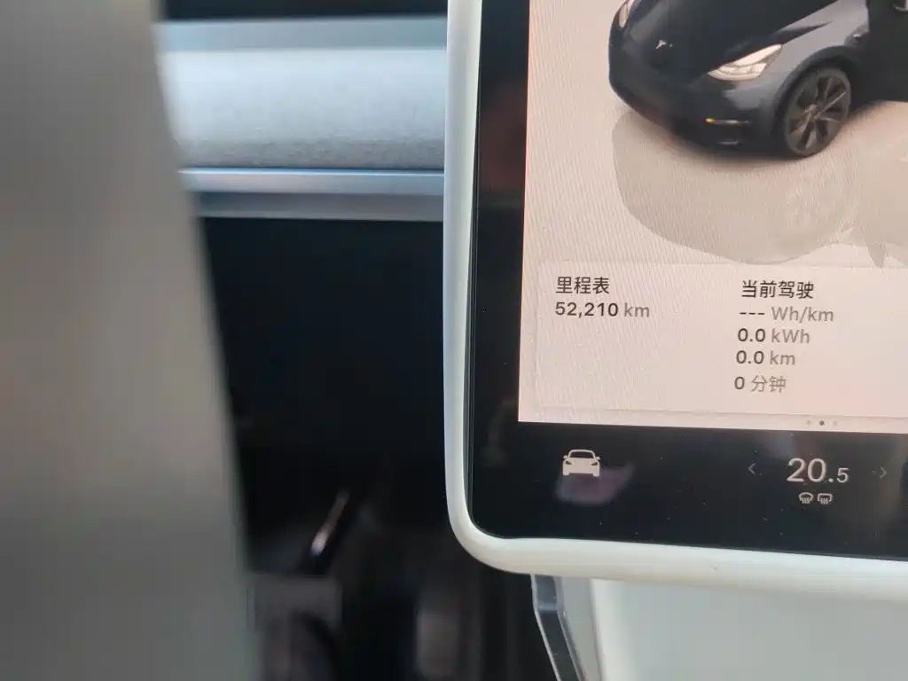 Tesla Model Y — миниатюра 8