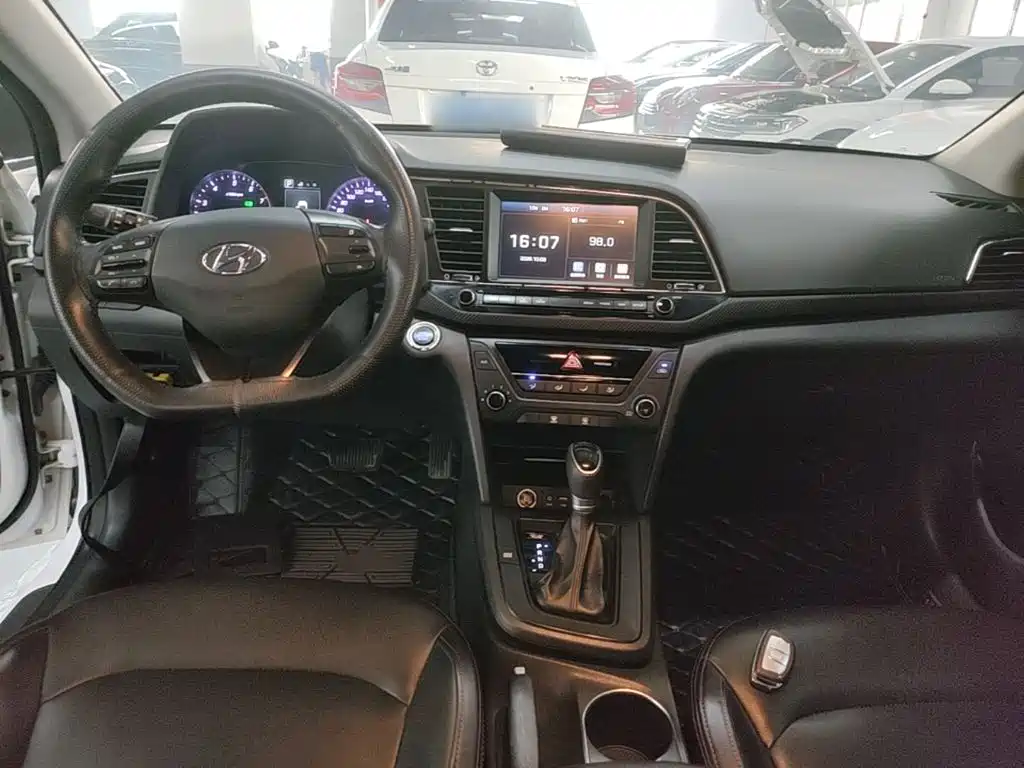 Hyundai Elantra — миниатюра 10