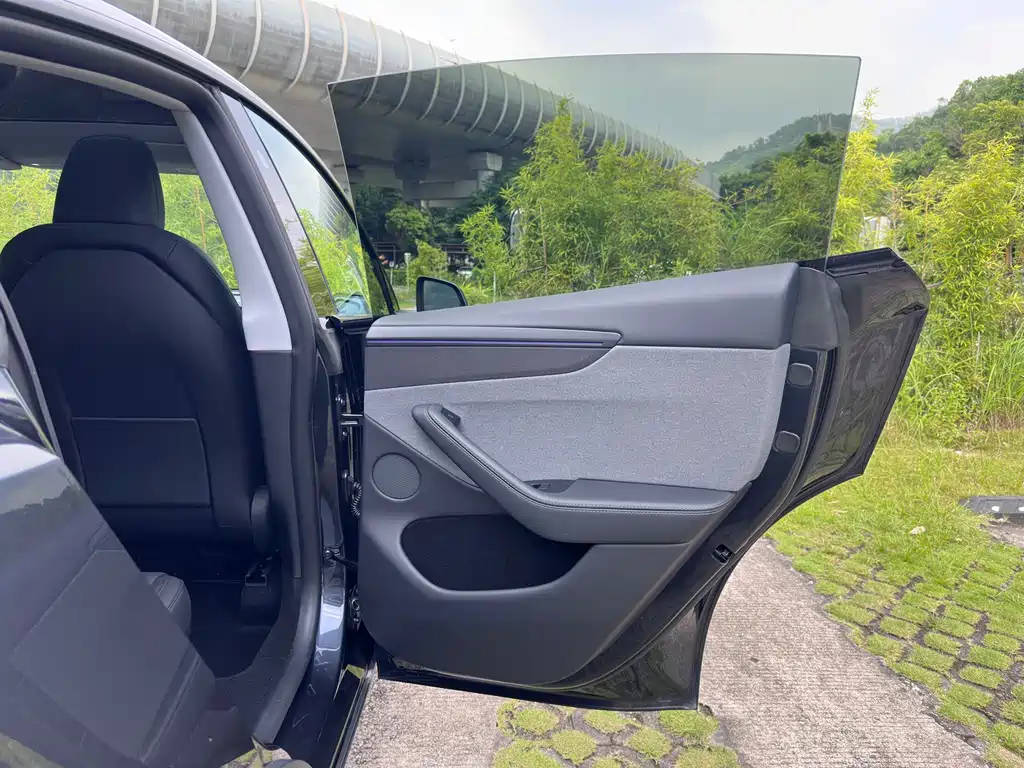 Tesla Model Y — миниатюра 13