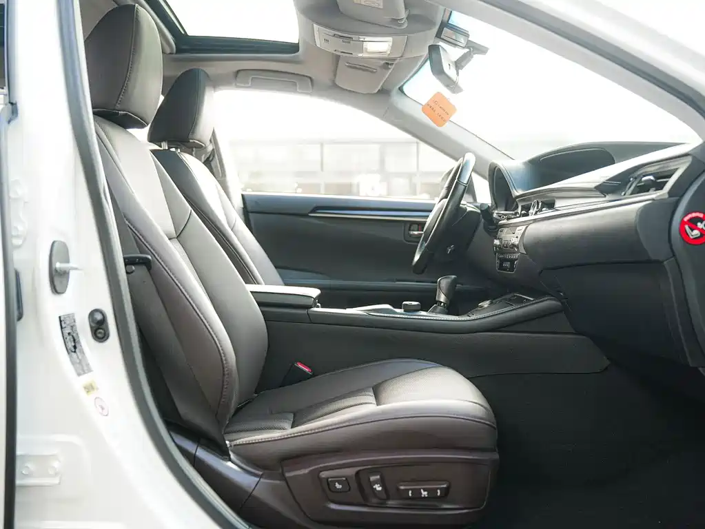 Lexus ES — миниатюра 11
