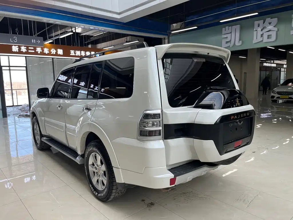 MITSUBISHI PAJERO