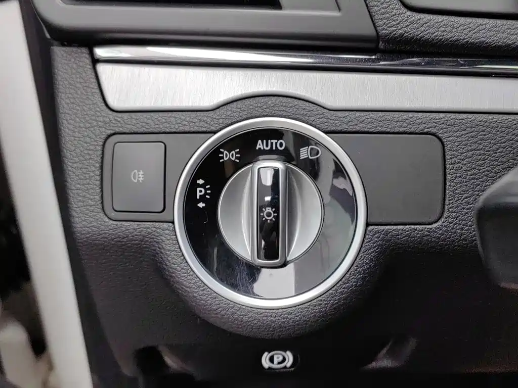 Mercedes-Benz E-Class (Import) — миниатюра 21
