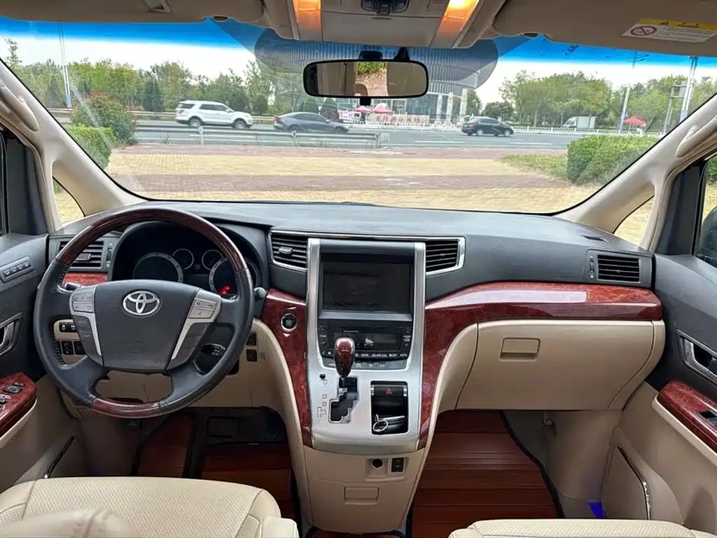 Toyota Alphard — миниатюра 9