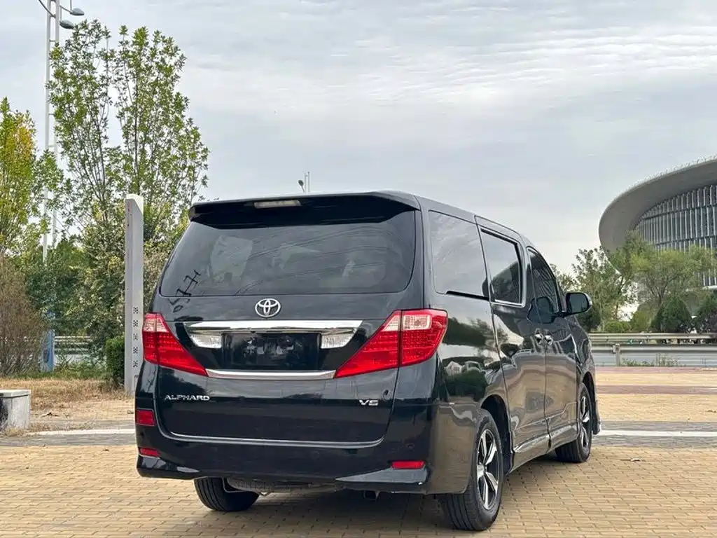 Toyota Alphard — миниатюра 4