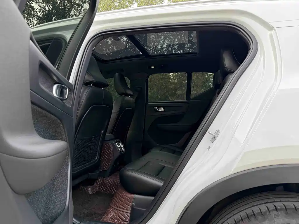 Volvo XC40 — миниатюра 10