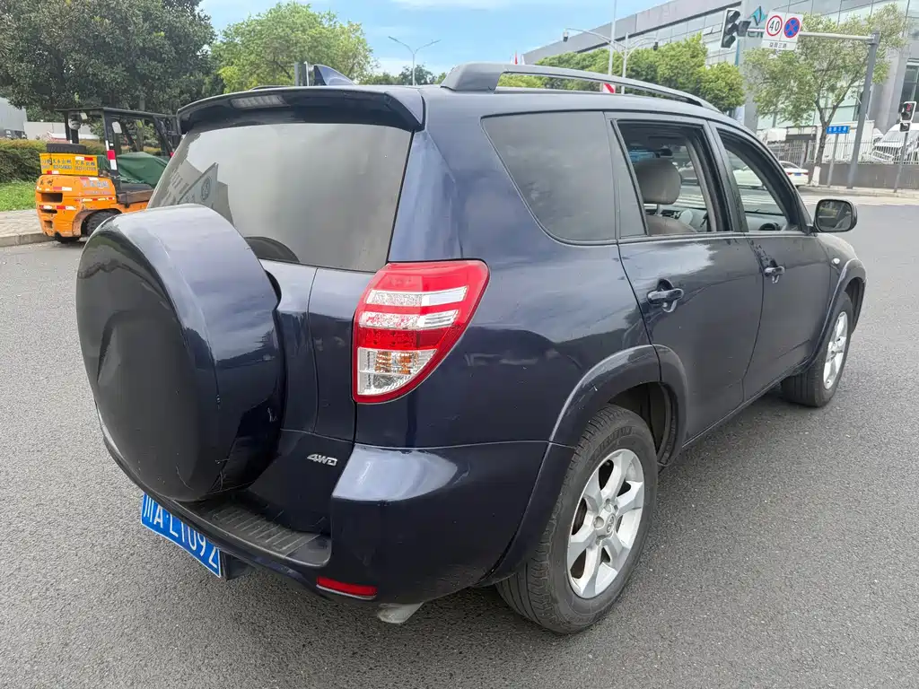 Toyota RAV4 — миниатюра 7