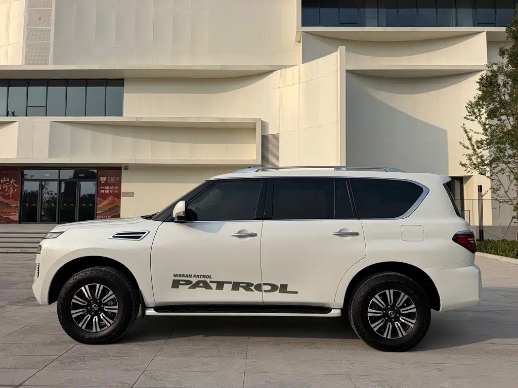 Nissan Patrol — миниатюра 8