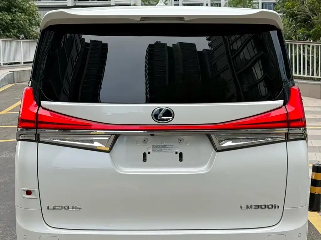 Lexus LM — миниатюра 9