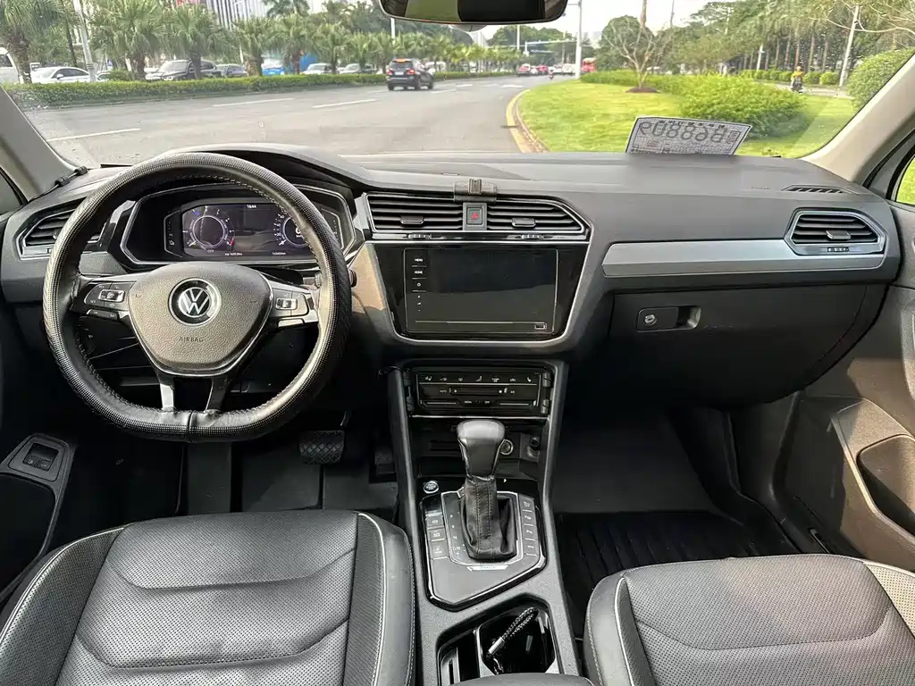 Volkswagen Tiguan L PHEV — миниатюра 12