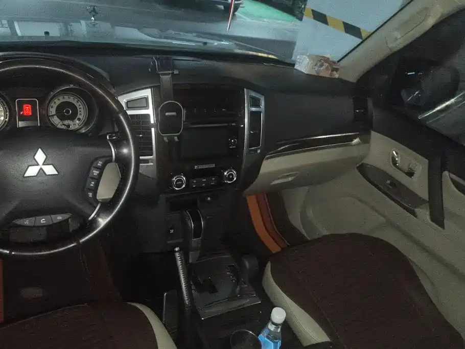 Mitsubishi Pajero (Import) — миниатюра 13