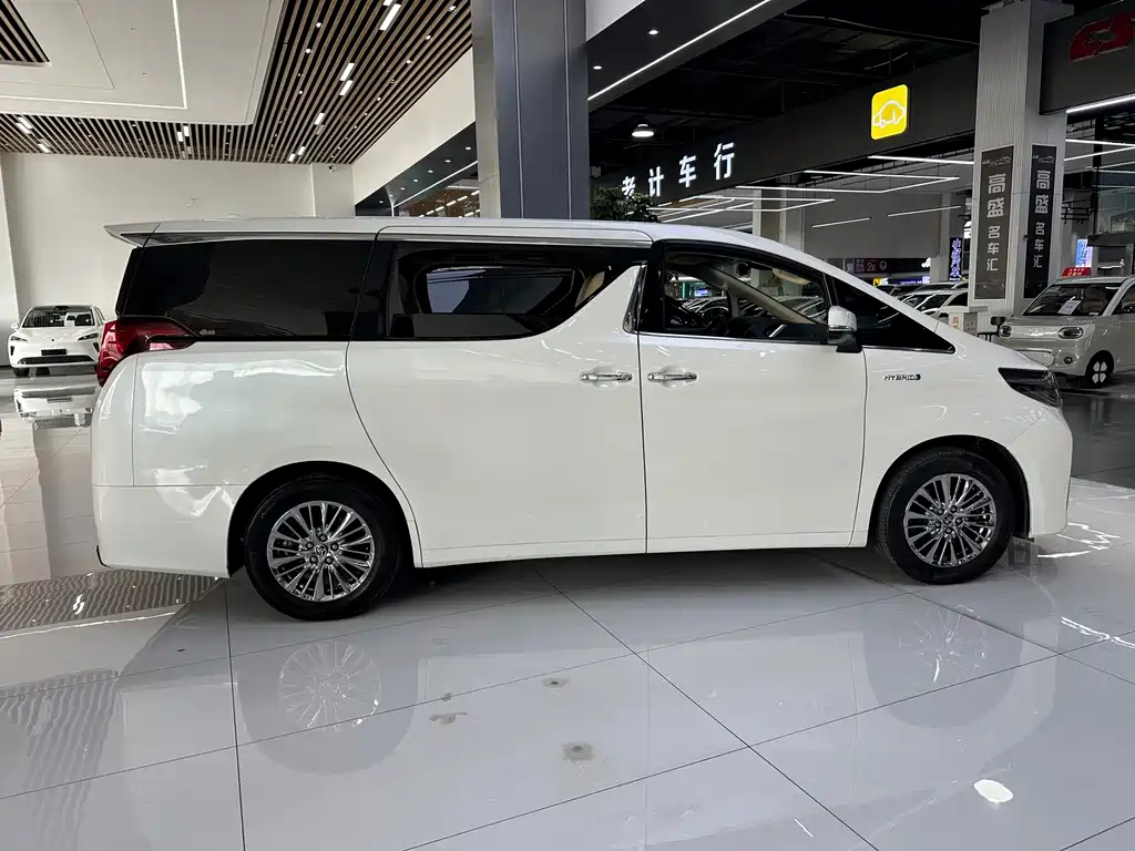 Toyota Alphard — миниатюра 7