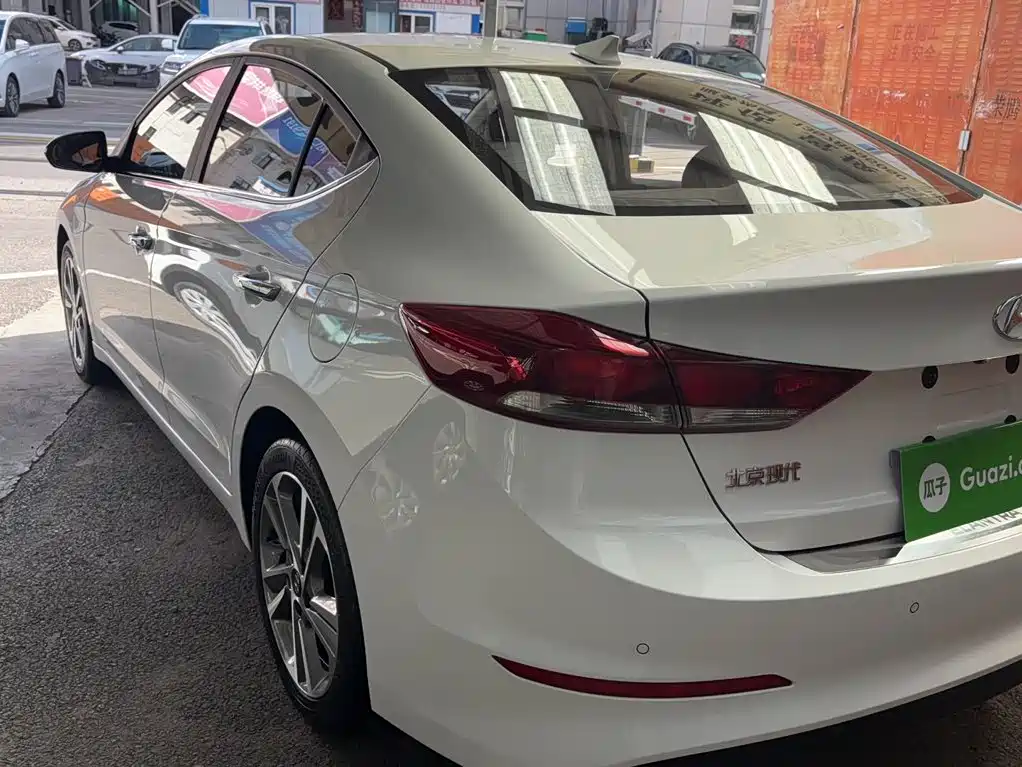 Hyundai Elantra — миниатюра 9