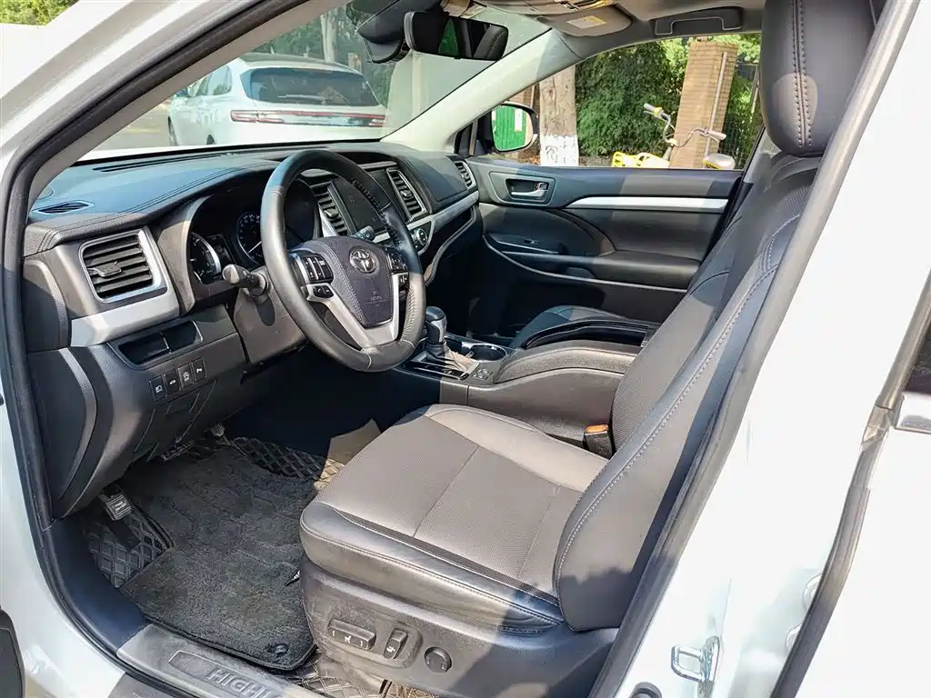 Toyota Highlander 2021 2.0T Luxury 7 мест