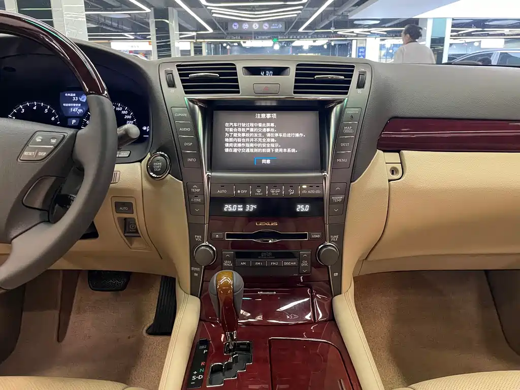 Lexus LS — миниатюра 19