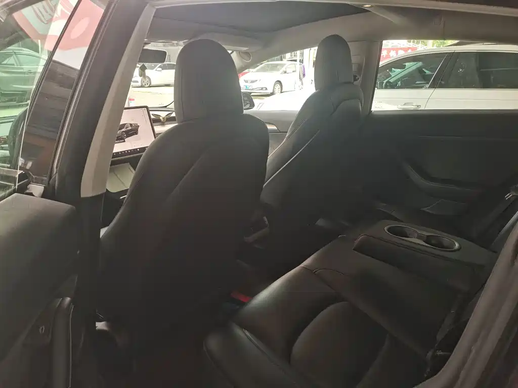 Tesla Model 3 — миниатюра 5