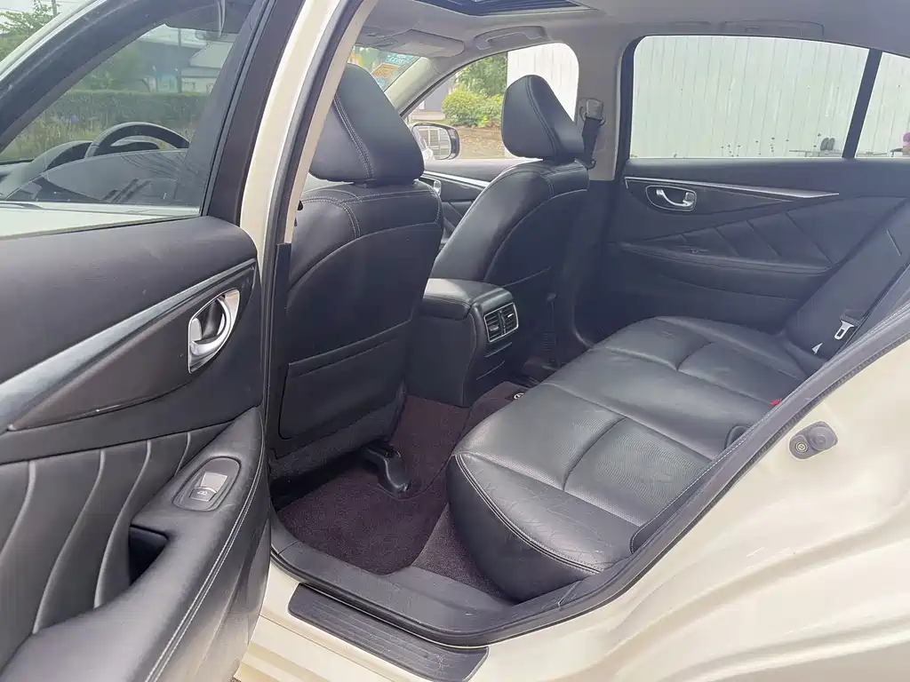 Infiniti Q50 2014 2.0T Comfort