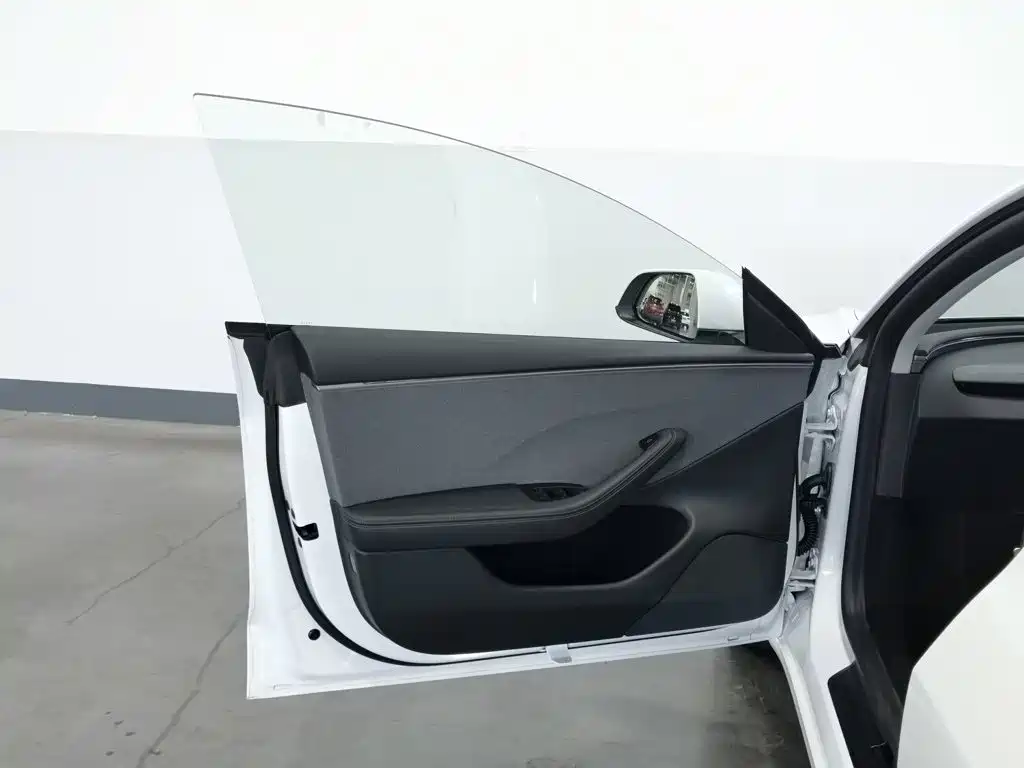 Tesla Model 3 — миниатюра 8