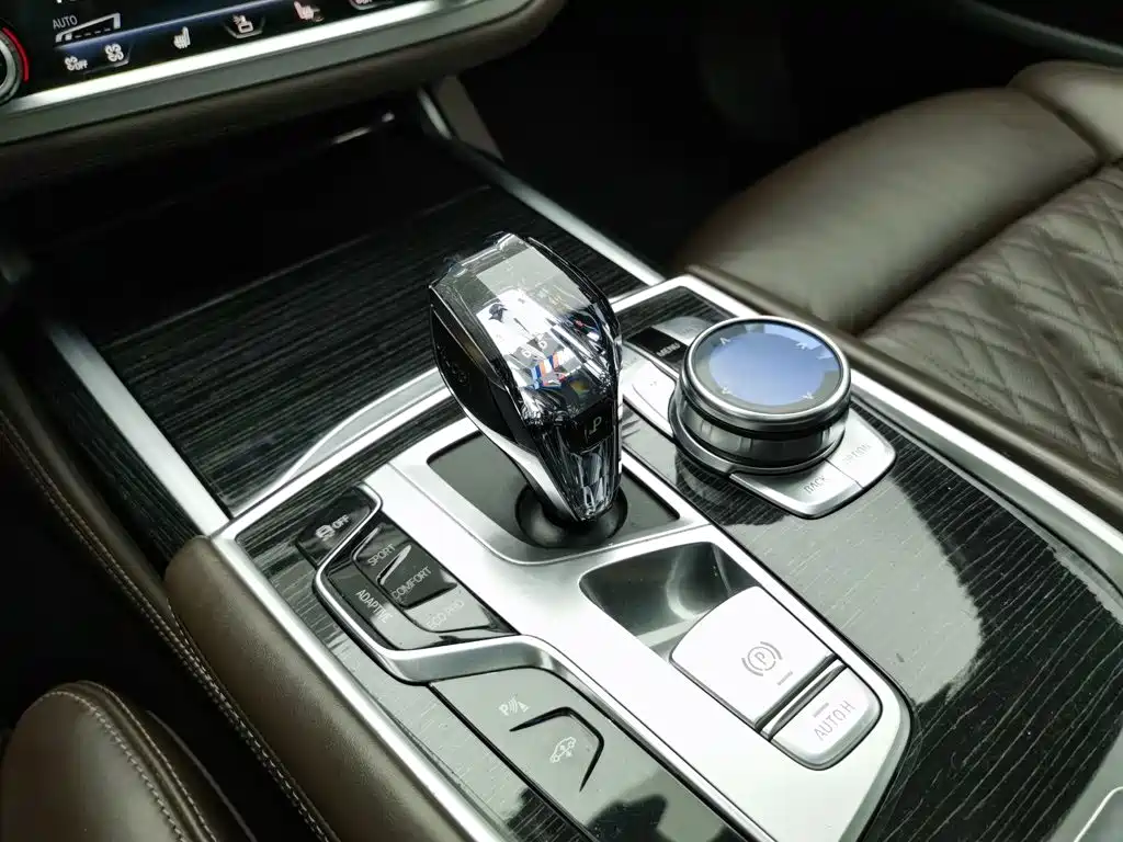BMW 7 Series — миниатюра 13