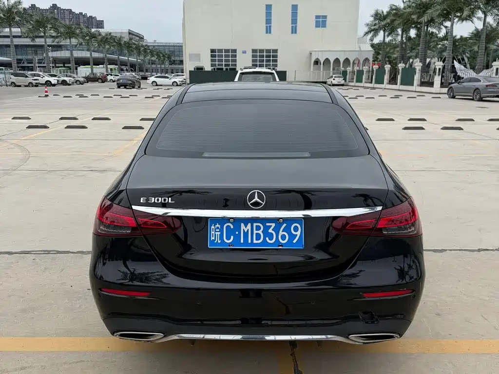 Mercedes-Benz E-Class — миниатюра 7