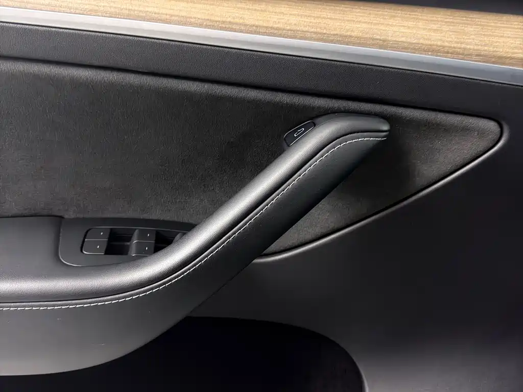 Tesla Model Y — миниатюра 9