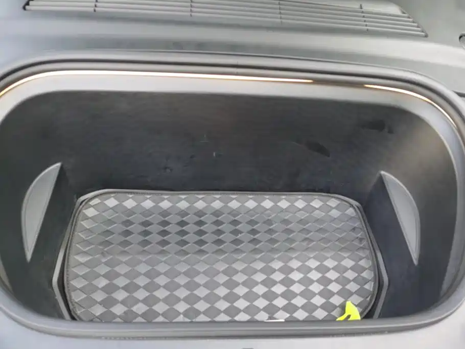 Tesla Model Y — миниатюра 10