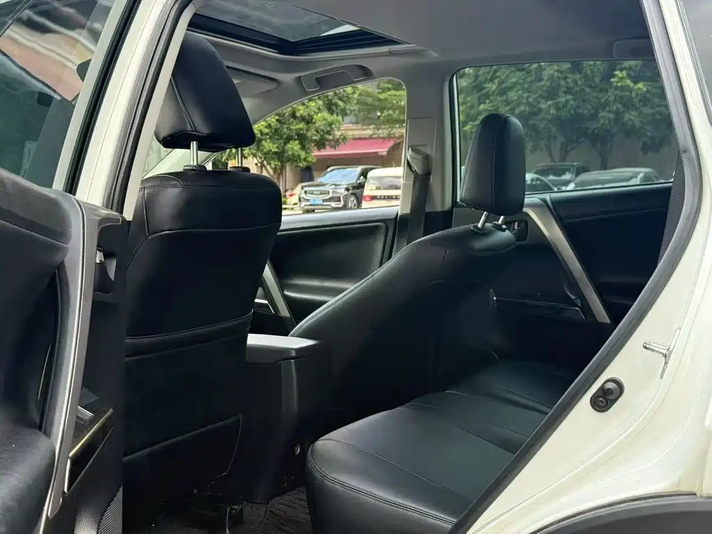 Toyota RAV4 — миниатюра 9