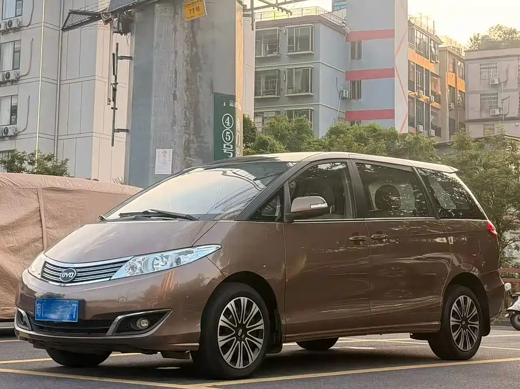 BYD M6