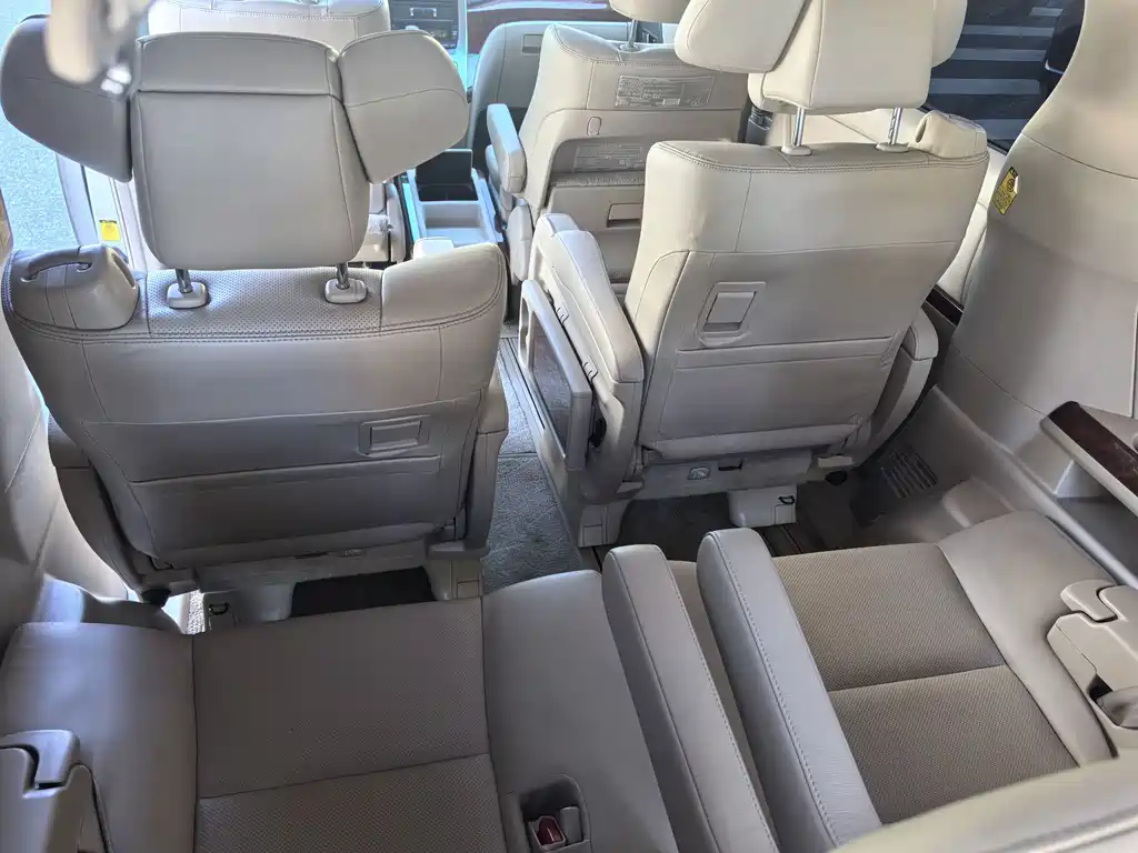 Toyota Alphard — миниатюра 19