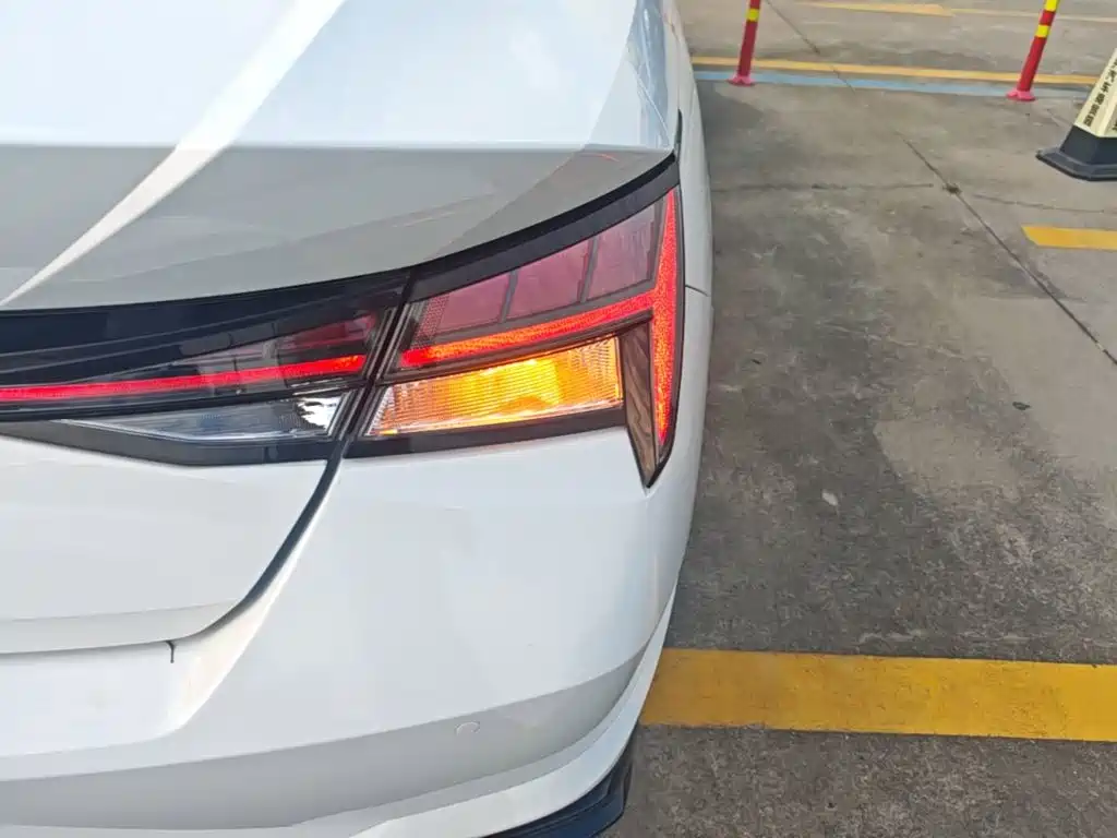 Hyundai Elantra — миниатюра 8