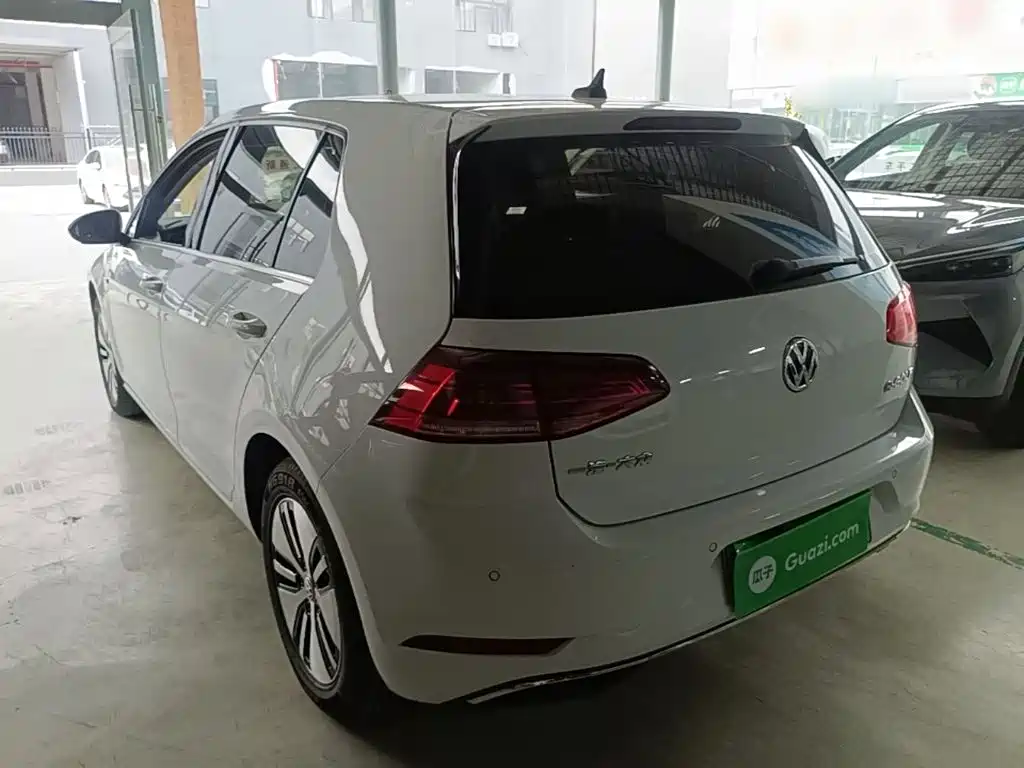 Volkswagen Golf EV — миниатюра 5
