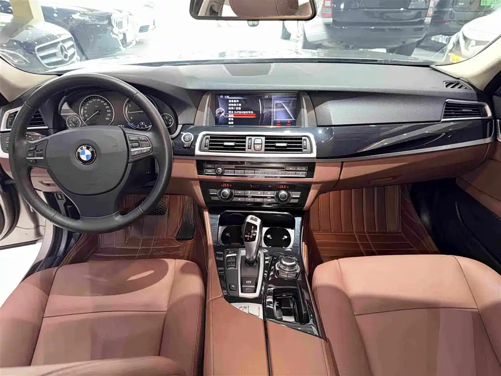 BMW 5 Series — миниатюра 13