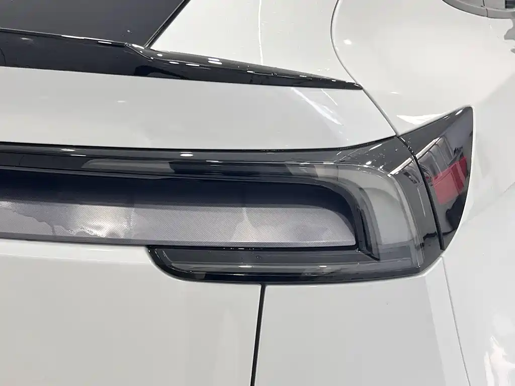 Tesla Model Y L — миниатюра 9